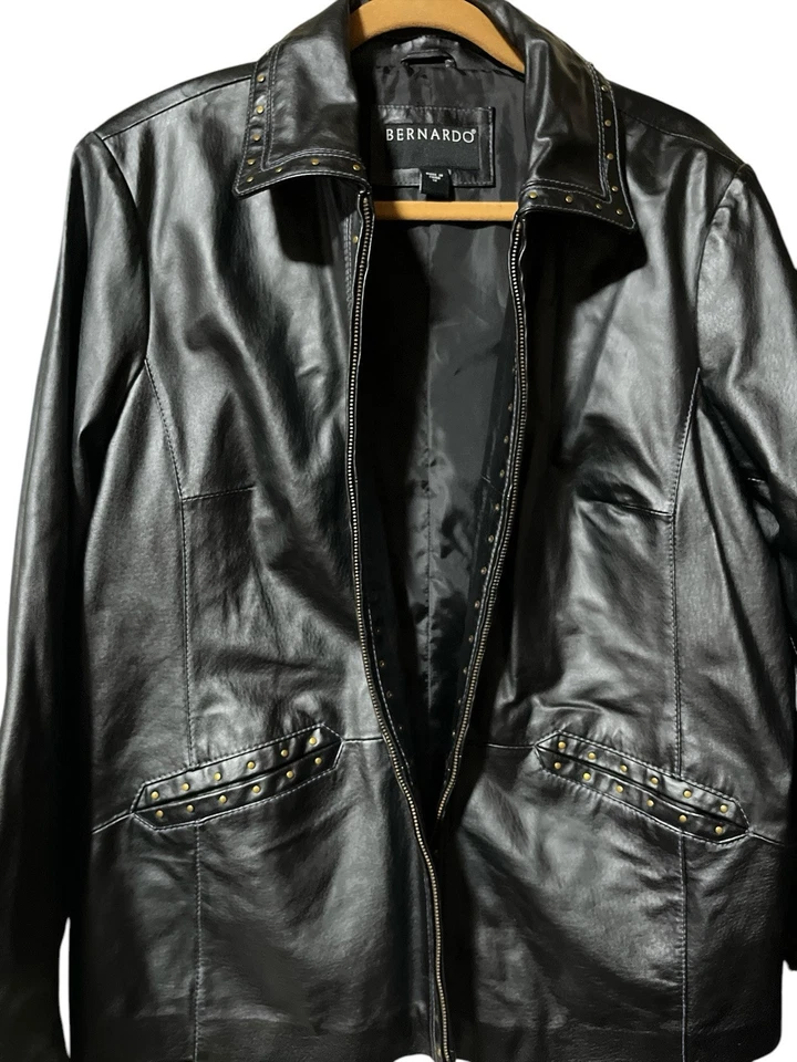 Chaqueta de cuero Bernardo para mujer detalles dorados 1x Foto 4 de 4