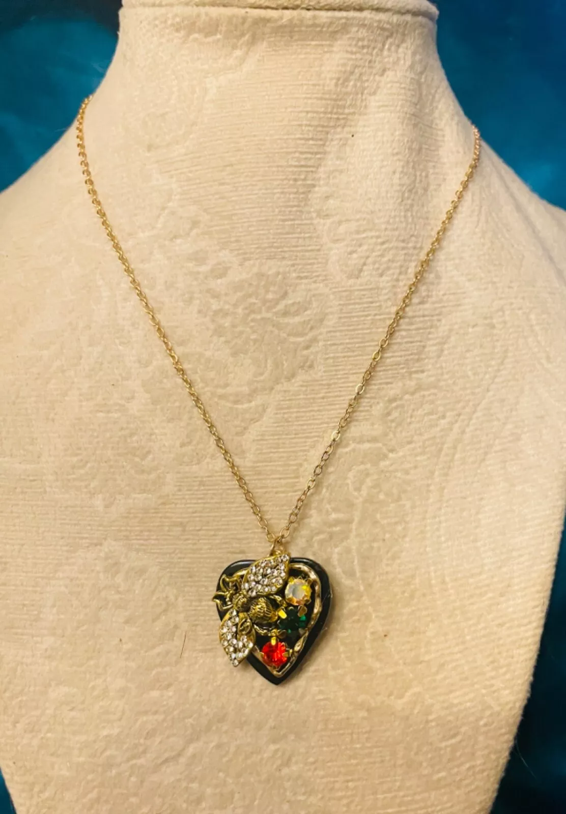 Adorable collier strass Gucci Defender Abeille Cœur réutilisé