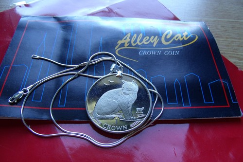 1990 New York Alley Cat Crown Pendant on a 20" Long 925 Silver Snake Chain. - Picture 4 of 11