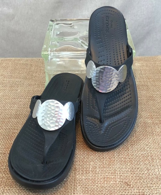 CROCS WOMENS SANRAH FLIP FLOPS SANDALS BLACK RUBBER SILVER HAMMERED
