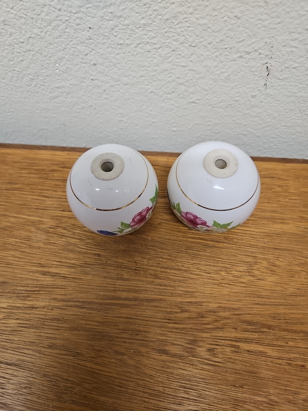 Set 2 Porcelain Brass Bed Post Finials Flower Floral Design Circle Ball