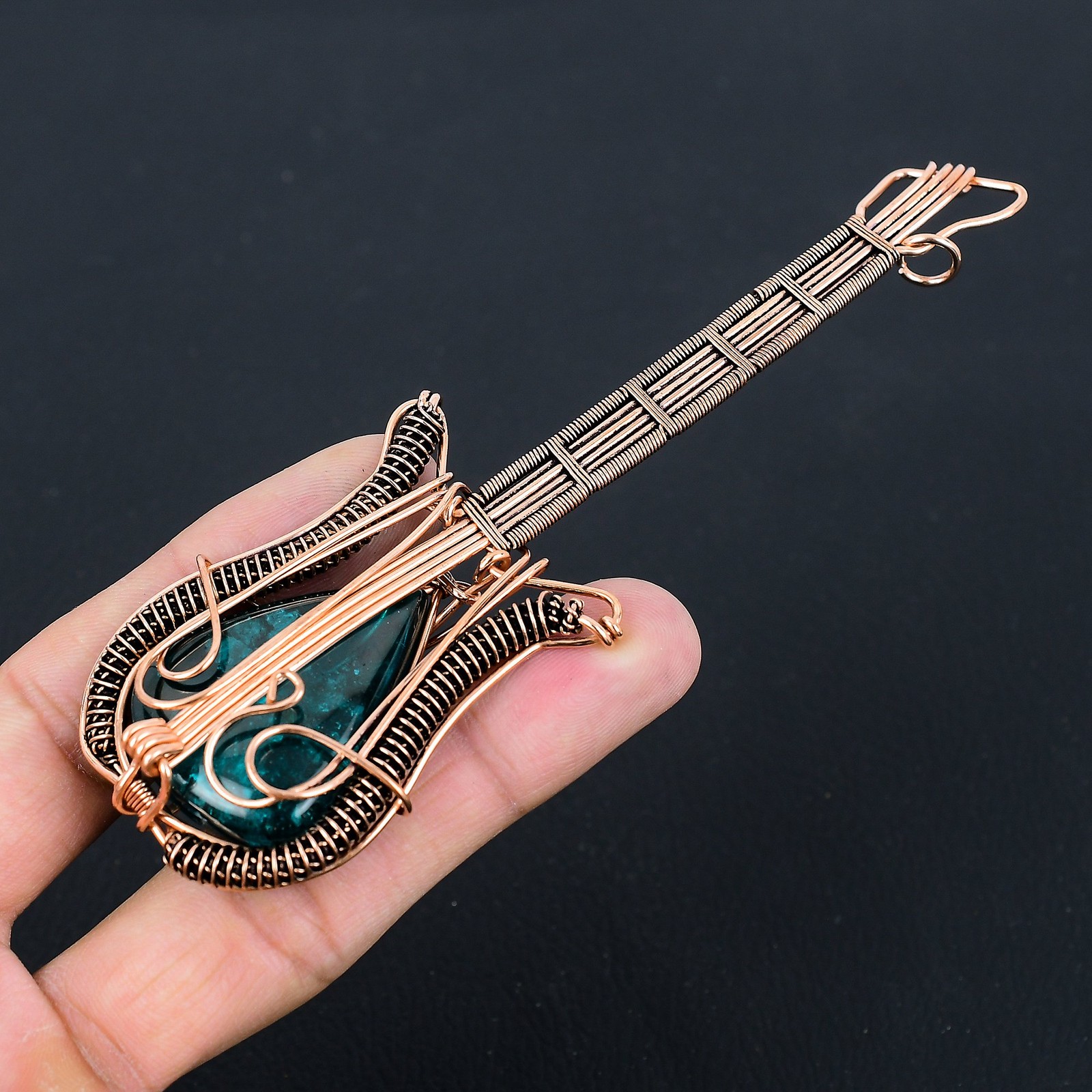 Ciondolo chitarra in rame con ambra blu foto 3