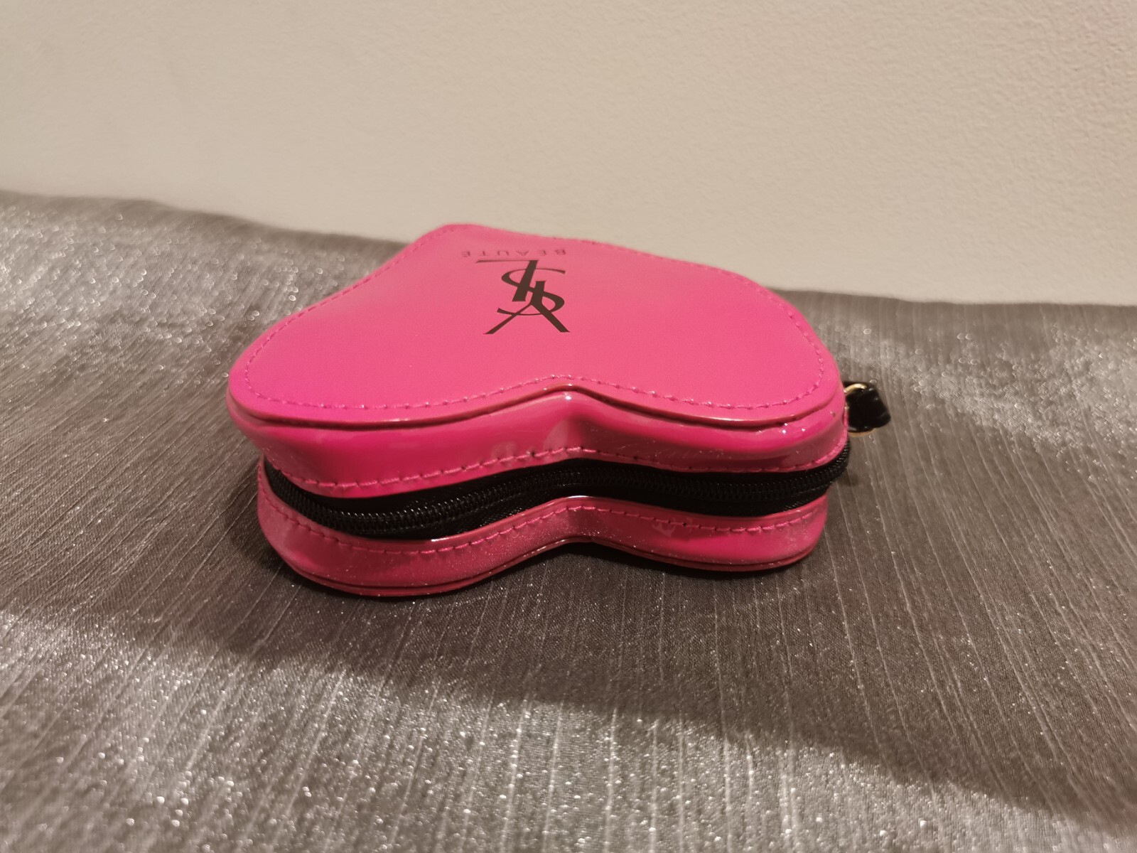 Yves Saint Laurent YSL Beauty borsa trucco a forma di cuore astuccio portamonete novità