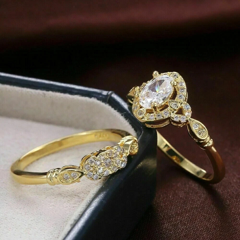 Juego de anillos de compromiso nupciales de diamantes creados en laboratorio ovalados de 3 quilates enchapados en oro amarillo de 14 k Foto 3 de 4