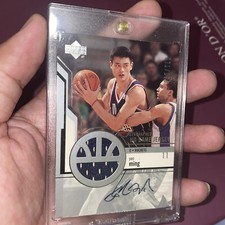 2003 Upper Deck NBA HOF Yao Ming Game Used Jersey Patch Auto Autograph Card