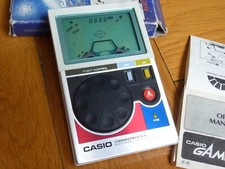 Casio CG-110 Cosmo Fighter Game del 1982 confezione originale e istruzioni ottimo!