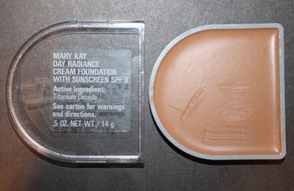 MARY KAY Day Radiance Cream Foundation D .5 oz Almond Beige Sunscreen SPF 8 6305 - Image 2 of 2