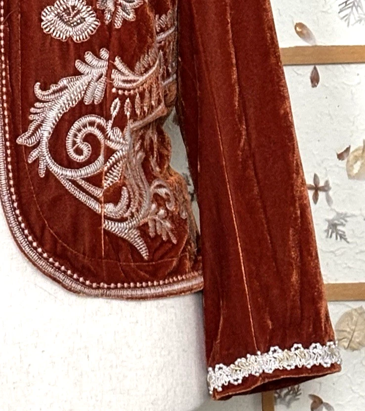 Jaqueta Bolero Feminina Venus Veludo Bordada Frisada Laranja Queimado Tamanho Grande - Imagem 4 de 4