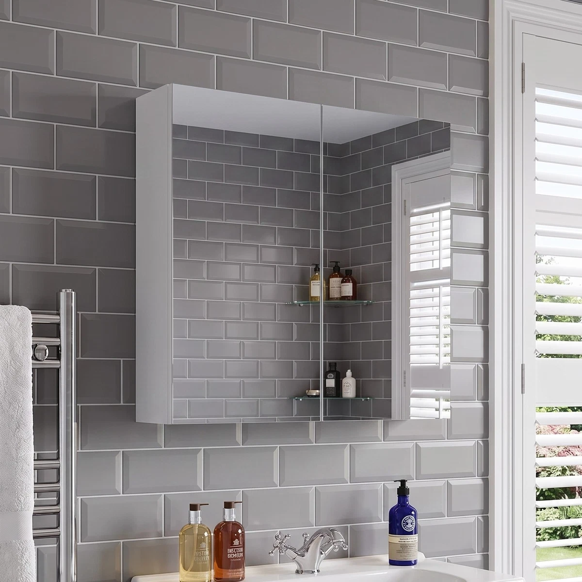 Mueble de pared de baño con espejo armario de almacenamiento montado en la pared y estante blanco