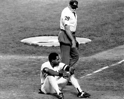 Dave Winfield New York Yankees sits on the ground after being call- Old Photo