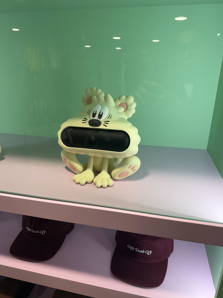 Verdy x BEATS PILL (IN-HAND-SHIPS TODAY!) Vear Statue Brand New