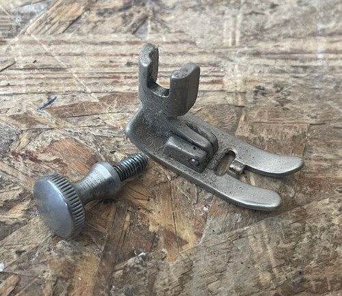 Nähfuß mit Schraube für Nähmaschine PFAFF 90