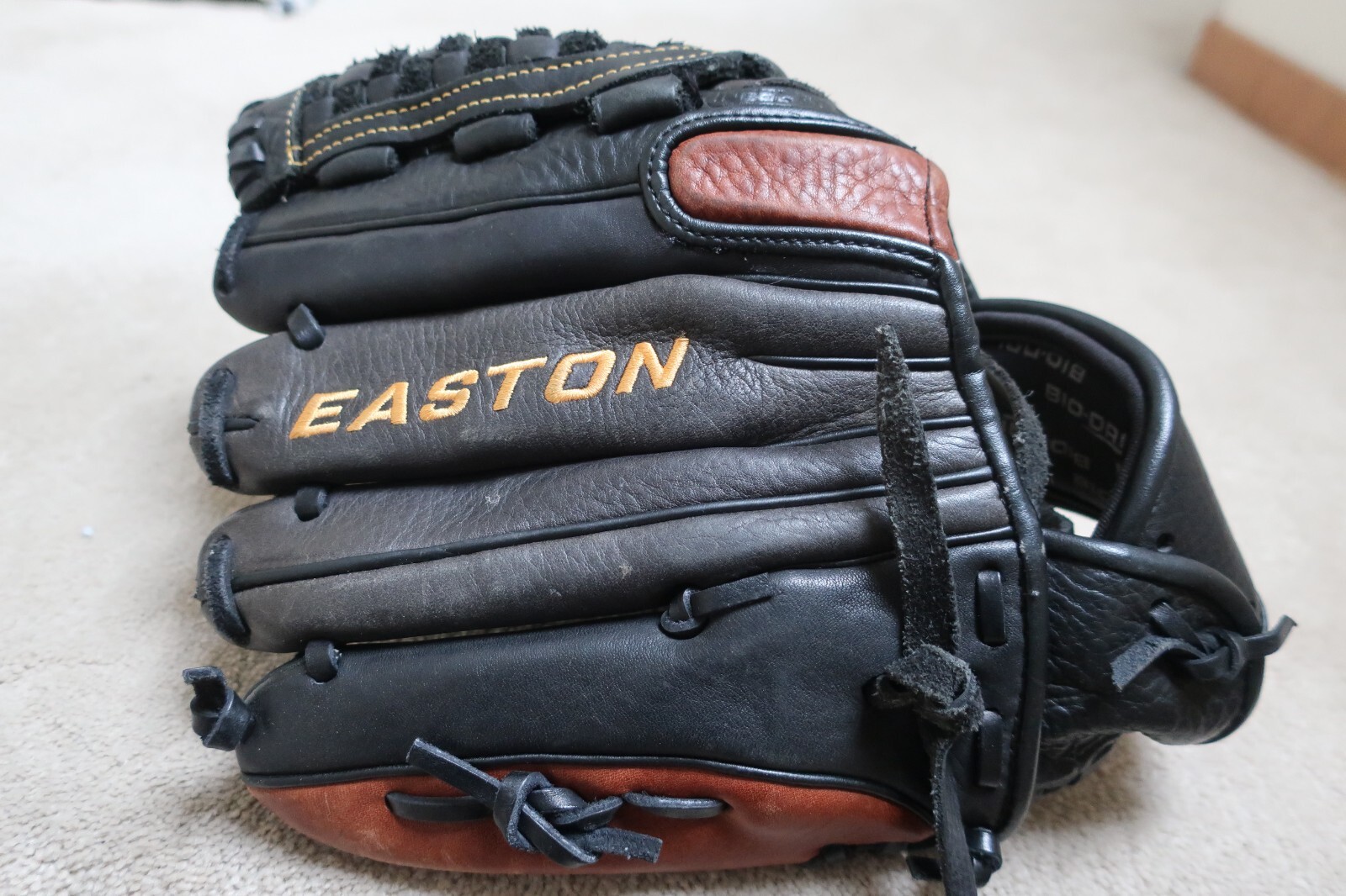 Easton Rival Pre owned Baseball Glove RHT 12" Model RVB1200