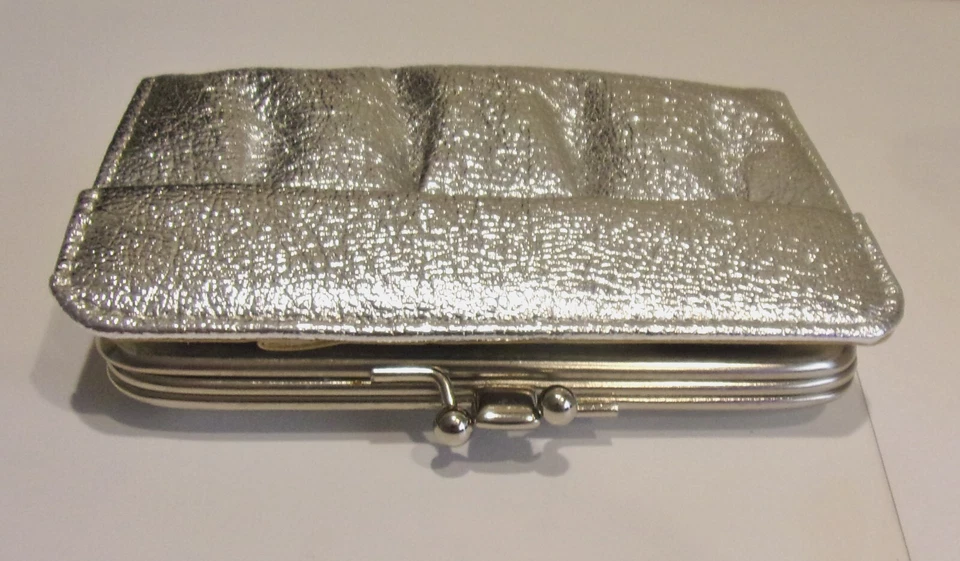 De colección. Cartera con cierre de pargos de punto de bloqueo de beso triple marco de cuero sintético plateado Foto 3 de 4