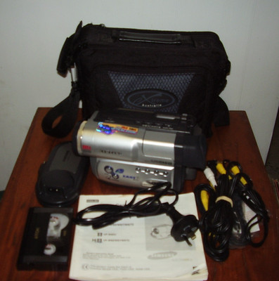 Samsung VP-W80 Camcorder Video Camera 8mm With Manual all cords & bag tested