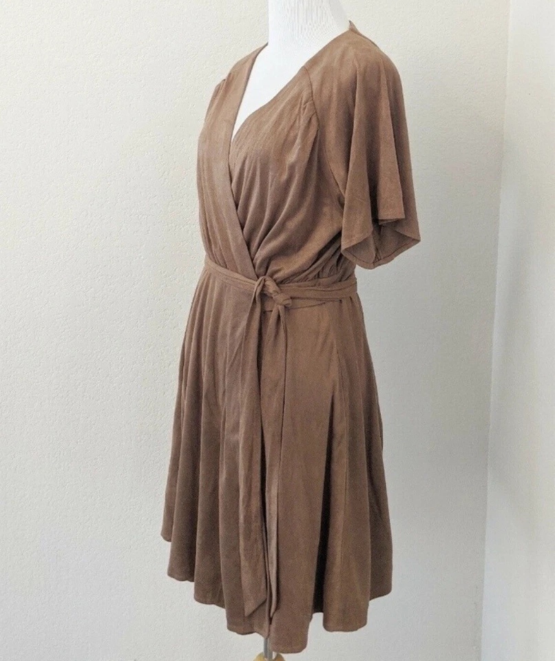 全新带标签 Miss Me 裹身连衣裙人造西装短袖衬里迷你棕色可可 — 第 2/4 张图片