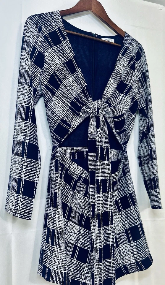 Mameluco a Cuadros Lucy Paris Azul Marino y Blanco Talla Pequeña Corbata Frontal Corte Manga Larga Foto 3 de 4