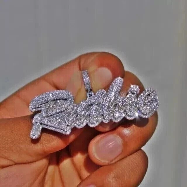 Colgante Moissanite Real Para Hombre 4.00Ct Redondo Nombre Personalizado Chapado en Oro Blanco 14k Foto 3 de 4