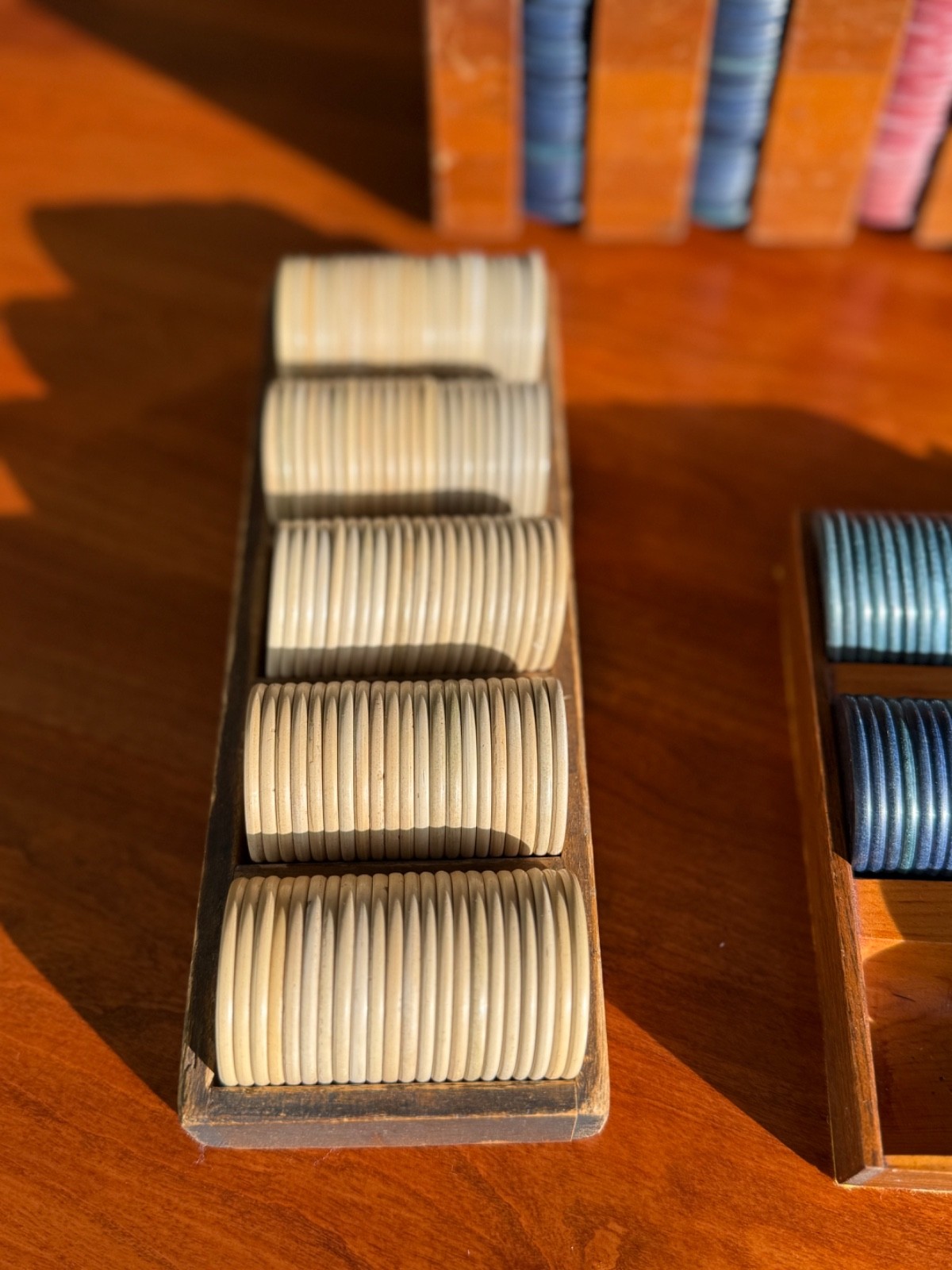 600 Vintage Antique Smooth Clay Poker Chips with Wood Holders and Trays