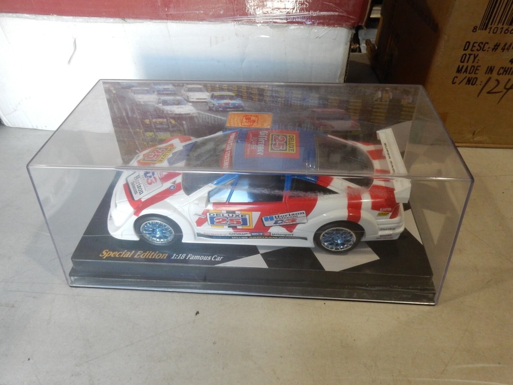 MCT 1.18 FAMOUS CARS  MERCEDES  RACE CAR  WITH CASE  PLASTIC