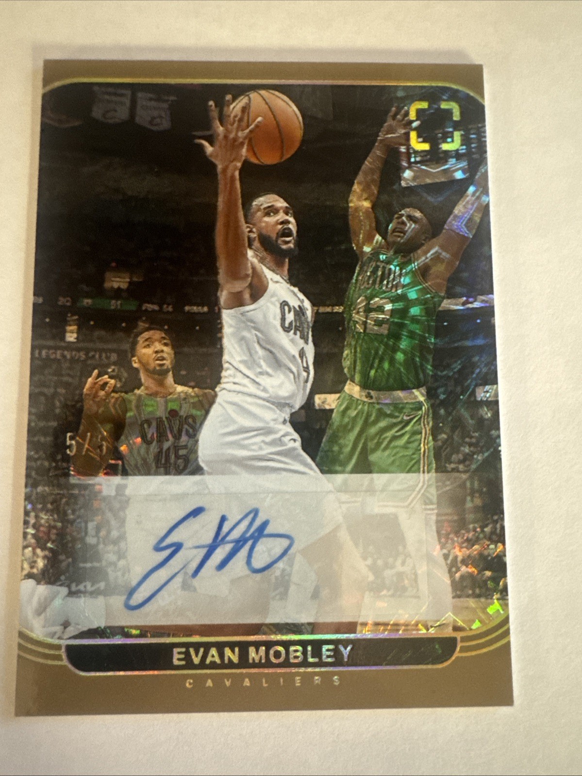 Evan Mobley 2024-25 Panini Photogenic 5/5 Auto Fireworks Veteran #VA-MOB BOOKEND