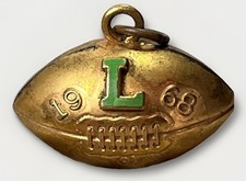 Dije de fútbol vintage 1968 relleno de oro 10K esmalte verde equipo “L”