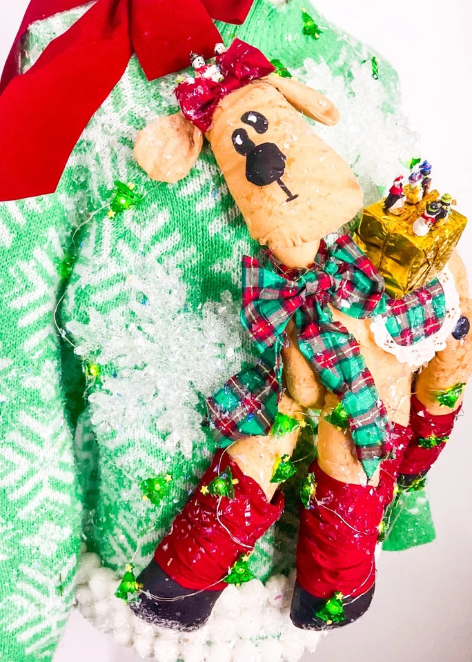 Over The Top Feo Suéter de Navidad con Reno de Felpa y Luces Talla Grande Foto 2 de 4