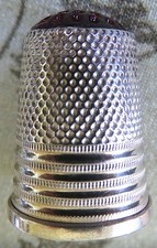 Fingerhut Silber 800 Dunkelroter Glasstein-Kopf, Rillenmuster, Gr. 8, vergoldet