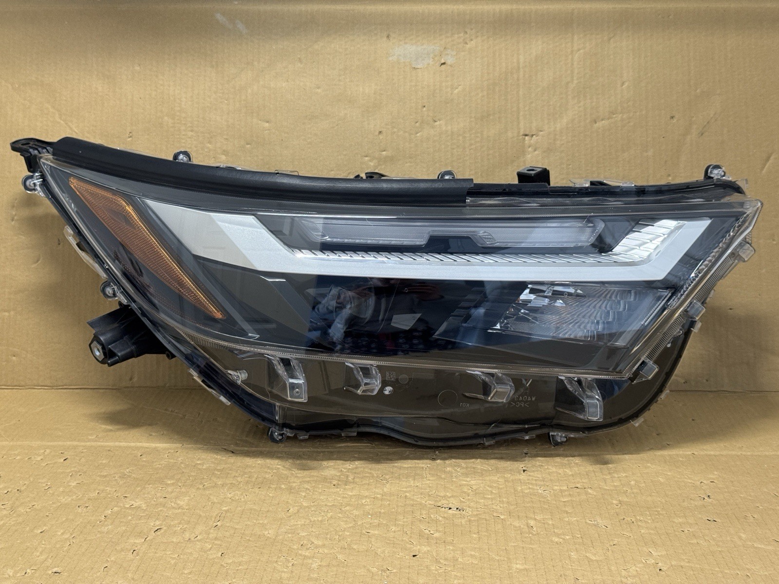 Headlight Toyota RAV4 XLE  LED Right Side 2022,2023,2024,2025 OEM