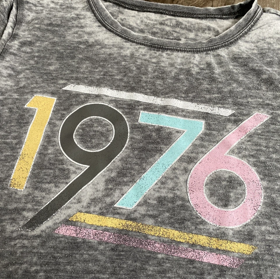 Womens Juniors 1976 Short Sleeve Slim Fit T-Shirt *Thin Material* sz 2XL - Image 2 of 3