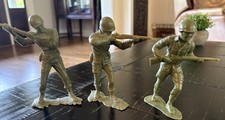 Vintage Green Army Men Soldiers Set Of 3 Plastic Toy Figures WWII Riflemen