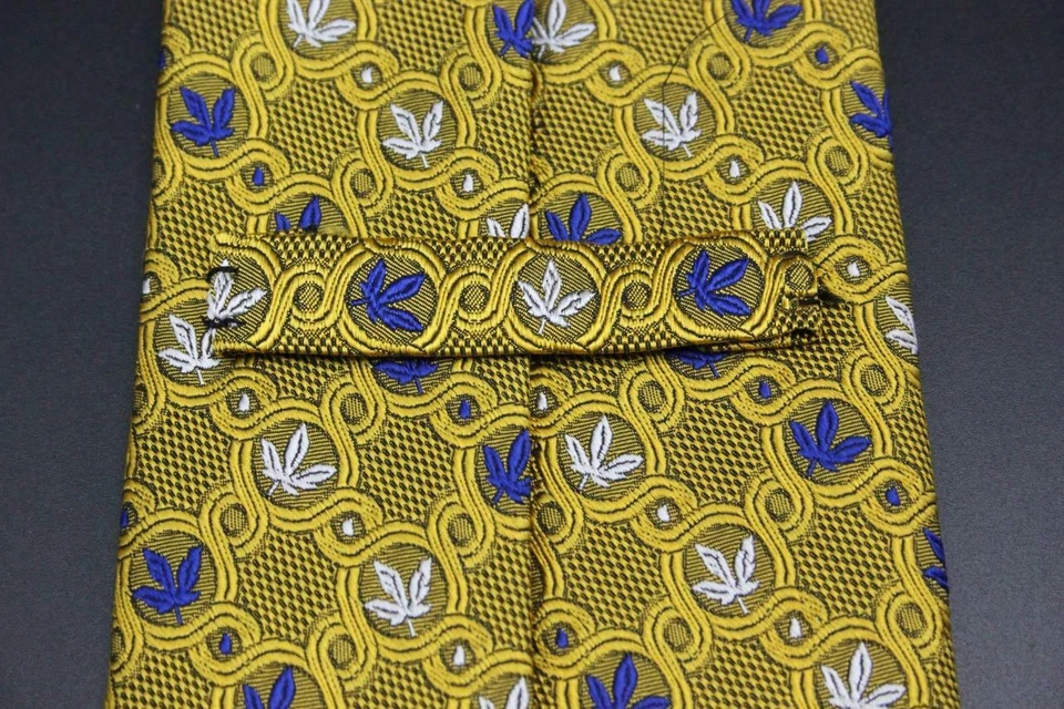 Corbata de seda JZ RICHARDS. Floral amarillo con azul y blanco. Foto 3 de 3