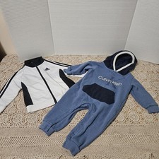 Lote de 2 piezas de ropa para bebé niño pequeño talla 18 meses Adidas Calvin Klein mono con capucha