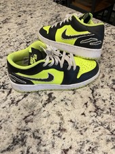 Air Jordan 1 Low SE Black Cat Volt Boys Size 6 Women’s Size 7