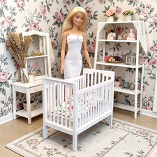 Wei&szlig;es Puppenhaus Babybett mit Matratze f&uuml;r Barbie-Style Puppen 1:6