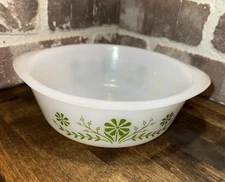 Vintage Glasbake Casserole Baking Dish J2600 Green Daisy Round 8”, 1-1/2 Qt 