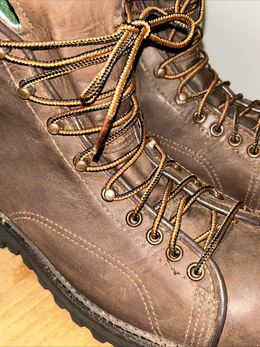 Pare réaliste de chaussures masculines en cuir brillant noir isolées à