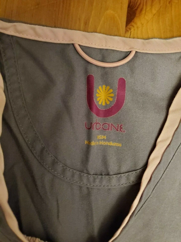 TOP EXFOLIANTE URBANO GRIS CON ACENTO ROSA TALLA XSM Foto 2 de 4