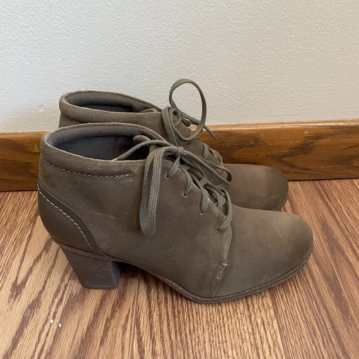 Clarks sashlin sue store ankle bootie