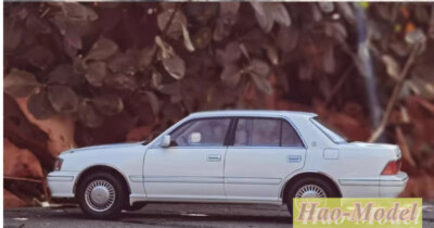 Kengfai 1:18 Toyota Crown 155 Metal Diecast Model Car Toys Gifts Ornaments White