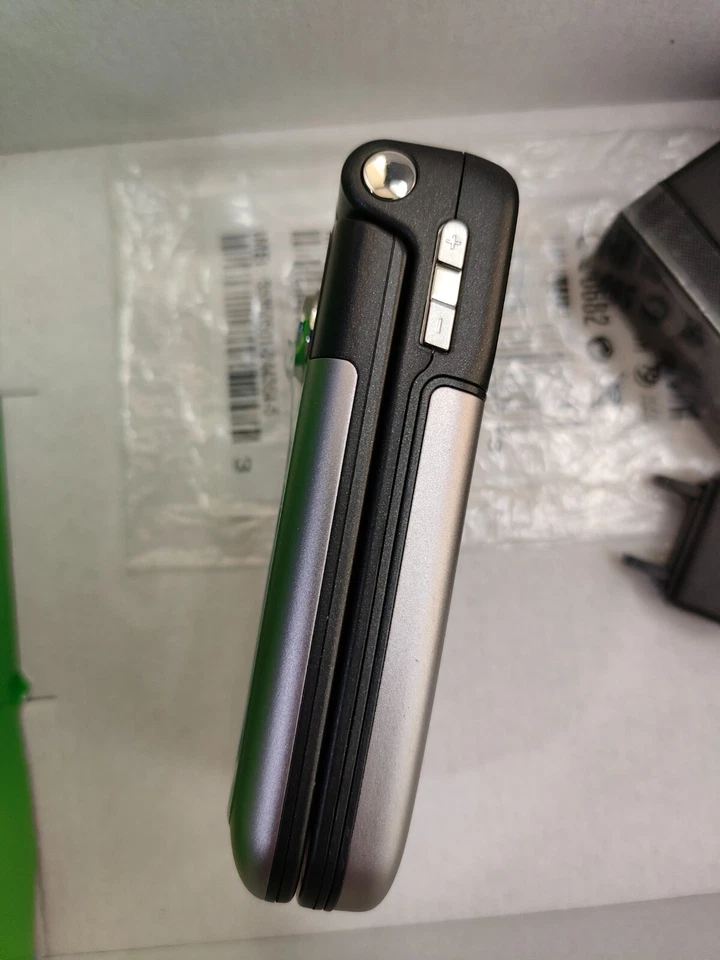 Sony Ericsson Z550 Z550i Z550c Z550a Unlocked 2G  flip phone - Image 4 of 4