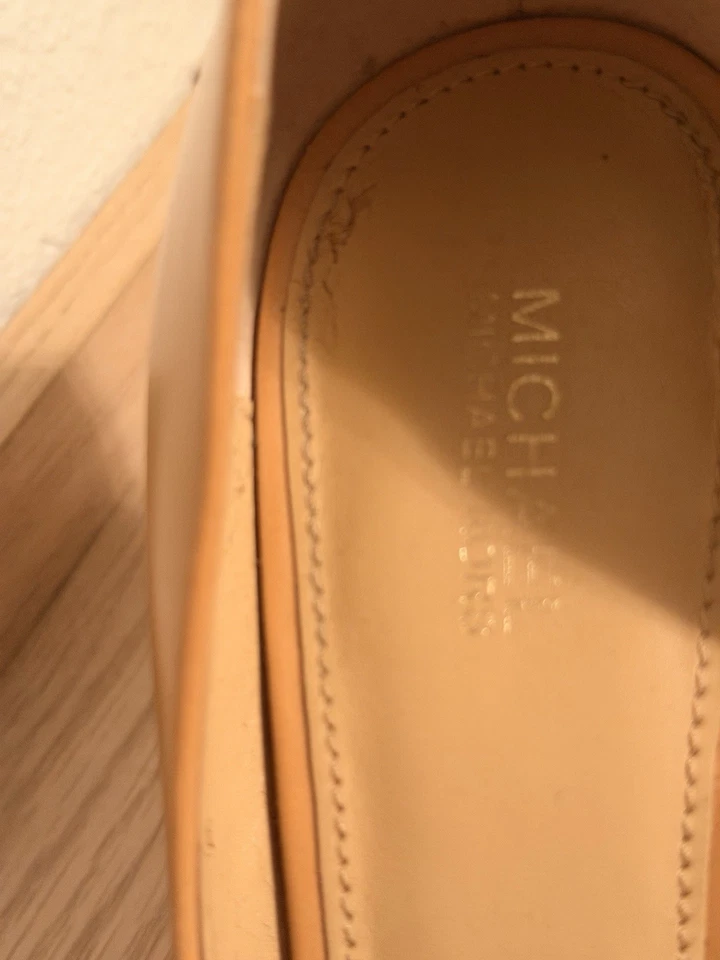 Lindos saltos Michael Kors nude com destaque dourado 7 1/2 usados - Imagem 4 de 4