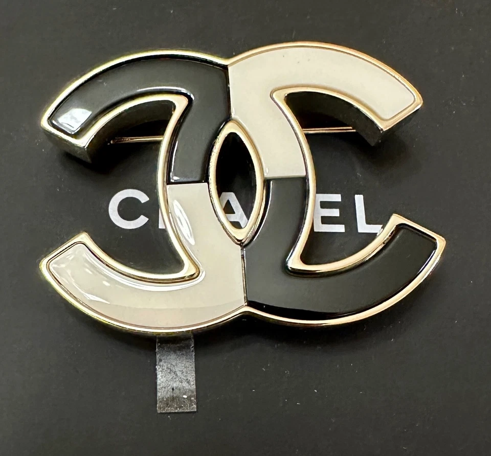 BNIB Authentic CHANEL Large Black/White Enamel Gold CC Logo Metal Brooch Pin 23C