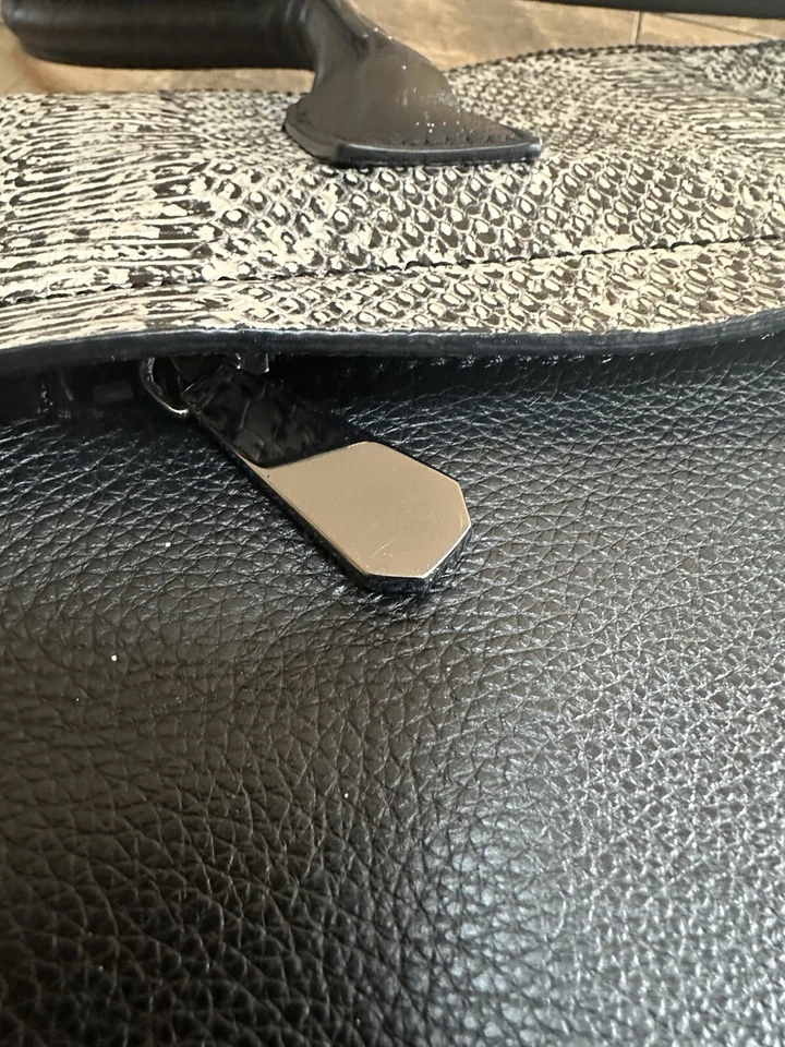 Cartera Kenneth Cole de cuero negro con acento blanco Foto 4 de 4