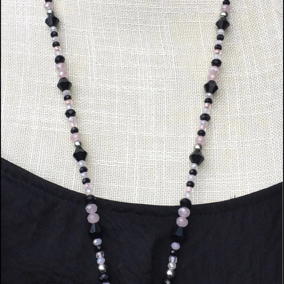 Llavero hecho a mano con cordón rosa y negro con cuentas no separable Foto 4 de 4