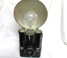 VINTAGE 1940s KODAK BROWNIE FLASH SIX 20 CAMERA w/ HANDLE  FLASH  ERA BULB