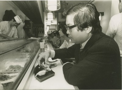 A08 A0814   Japan Sushi Bar Tokyo Dining Culture Man Eating Sushi Press Photo