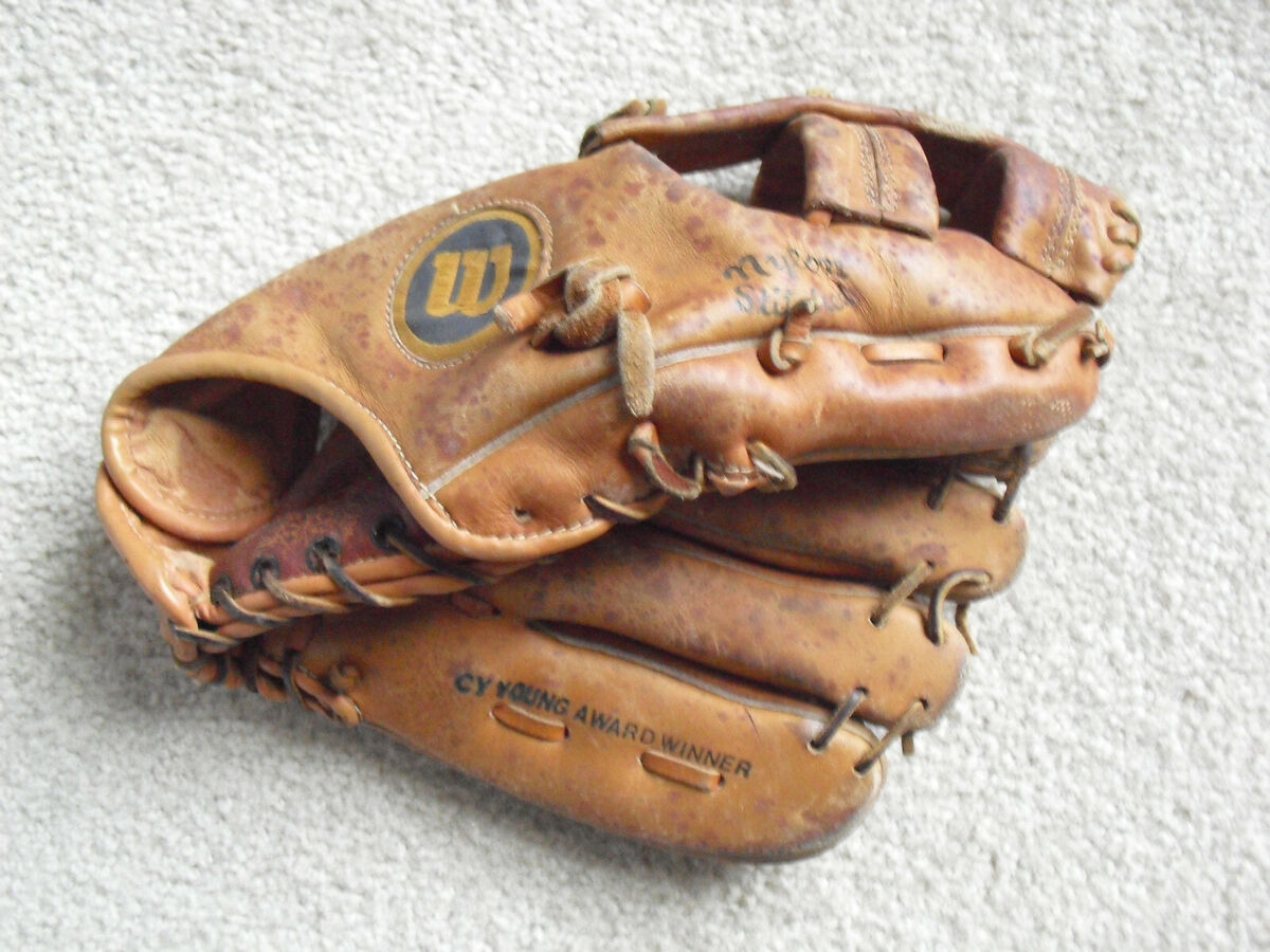 Vintage 1970s Wilson Jim Catfish Hunter Leather Baseball