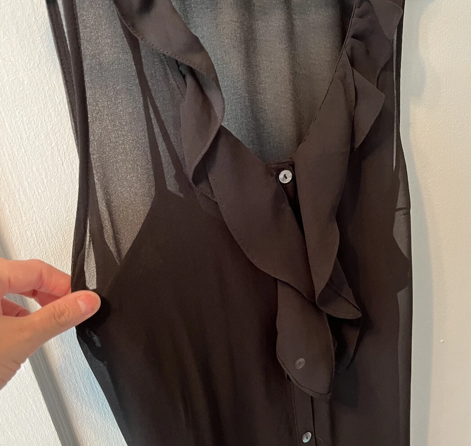 Vestido Love 21 negro con volantes en capas transparentes talla mediana con debajo del vestido Foto 4 de 4