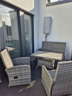 Gartenmöbel aus Rattan komplettes Set Sofa Tisch 2 Stühle Hocker und Polster